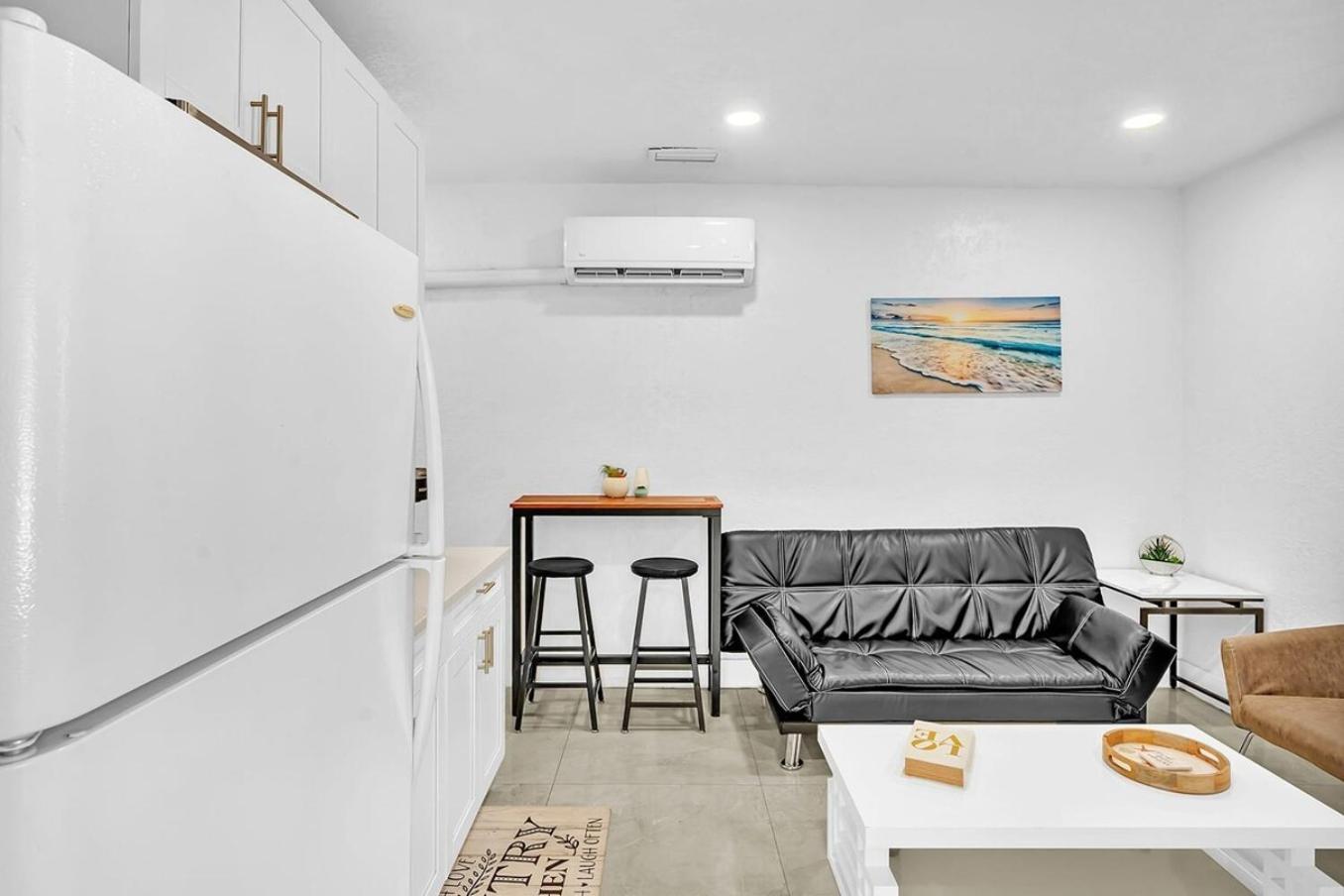 Boutique One Bdrm Close To Aventura Mall & Holiday home Hallandale Beach